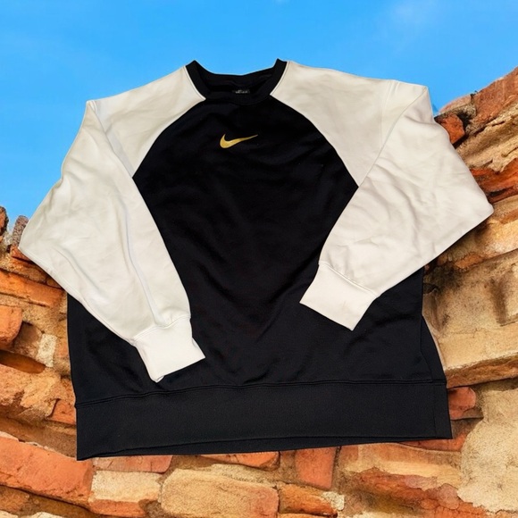 Nike Tops - Nike Black and White Crewneck Sweatshirt AWESOME Womens (M)